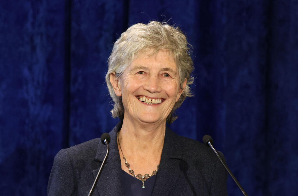 Catherine Connolly (Photo: Paul Faith / AFP) נשיאת אירלנד הנבחרת קת'רין קונולי באירוע הכרזת תוצאות בחירות ב דבלין