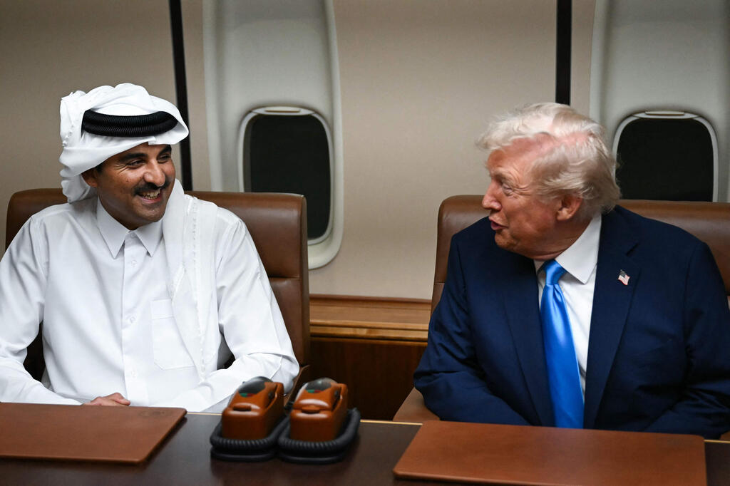 דונלד טראמפ עם האמיר תמים בן חמד אל-ת'אני וראש הממשלה מוחמד בן עבד א-רחמן אל-ת'אני ב"אייר פורס 1"