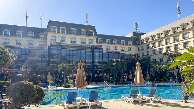 Отель в Каире, где ранее проживали террористы (Фото: mark large / daily mail) רנסנס קהיר מיראז' מלון חמישה כוכבים יוקרתי במצריים בו שוהים מחבלי חמאס ששוחררו בעסקה עם ישראל