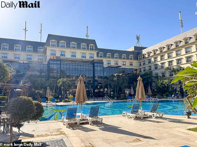 Отель в Каире (Фото: mark large / daily mail) רנסנס קהיר מיראז' מלון חמישה כוכבים יוקרתי במצריים בו שוהים מחבלי חמאס ששוחררו בעסקה עם ישראל