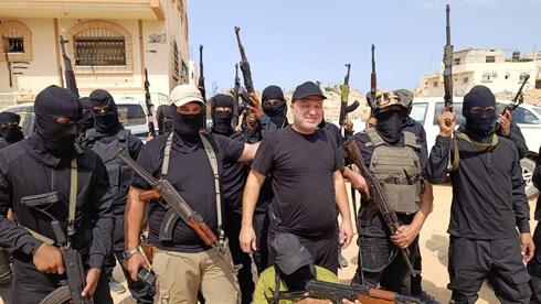 חוסאם אל-אסטל, עם גברים חמושים ממיליציית אל-מג'אידה בחאן יונס