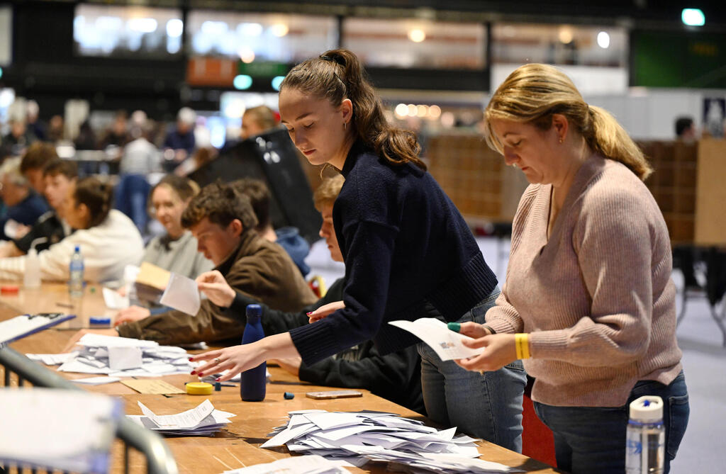 Counting the votes in Dublin (Photo: Charles McQuillan/Getty Images) סופרים קולות ב קלפי בחירות נשיאות אירלנד ב דבלין
