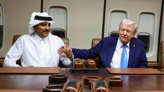 דונלד טראמפ עם האמיר תמים בן חמד אל-ת'אני וראש הממשלה מוחמד בן עבד א-רחמן אל-ת'אני ב"אייר פורס 1"