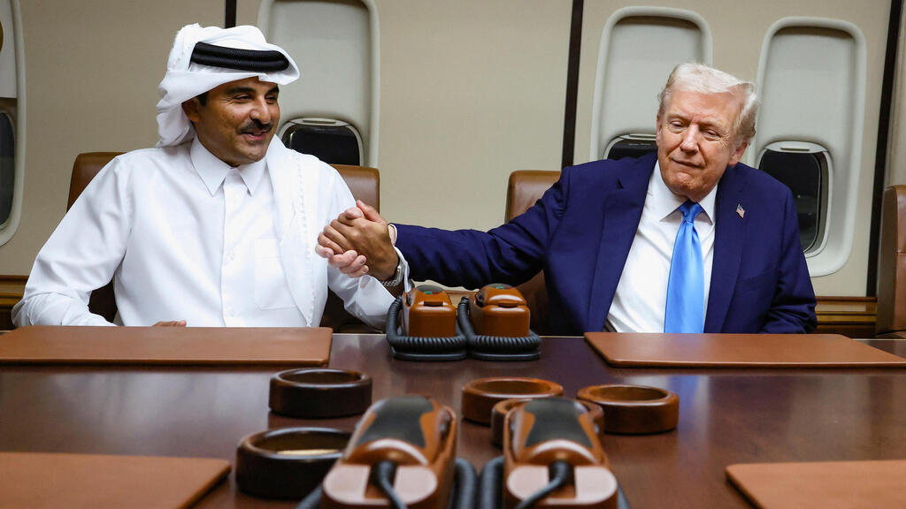 דונלד טראמפ עם האמיר תמים בן חמד אל-ת'אני וראש הממשלה מוחמד בן עבד א-רחמן אל-ת'אני ב"אייר פורס 1"