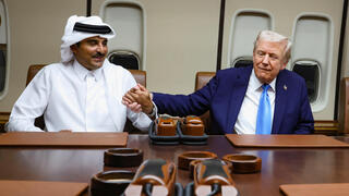 דונלד טראמפ עם האמיר תמים בן חמד אל-ת'אני וראש הממשלה מוחמד בן עבד א-רחמן אל-ת'אני ב"אייר פורס 1"