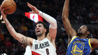 שחקן פורטלנד טרייל בלייזרס דני אבדיה מול שחקן גולדן סטייט ווריורס ג'ונתן קומינגה