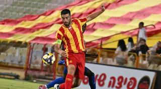 טום בן זקן מנסה לשמור על הכדור