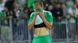 ג'ורג'ה יובאנוביץ' מסתיר את פניו