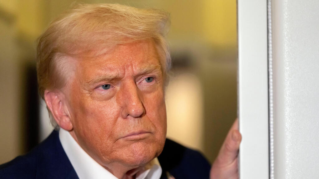 Дональд Трамп (Фото: AP Photo/Mark Schiefelbein) נשיא ארה"ב טראמפ על מטוס אייר פורס 1 בדרך לביקור הב אסיה 24 באוקטובר