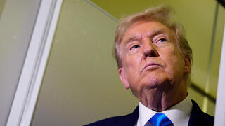 דונלד טראמפ עם האמיר תמים בן חמד אל-ת'אני וראש הממשלה מוחמד בן עבד א-רחמן אל-ת'אני ב"אייר פורס 1"