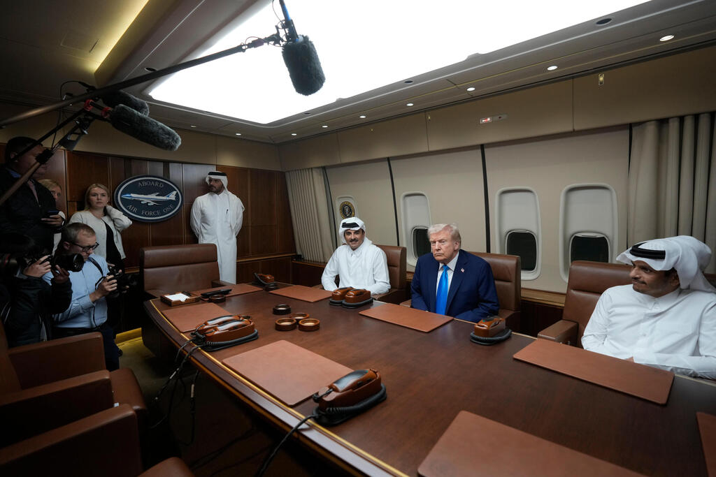 דונלד טראמפ עם האמיר תמים בן חמד אל-ת'אני וראש הממשלה מוחמד בן עבד א-רחמן אל-ת'אני ב"אייר פורס 1"
