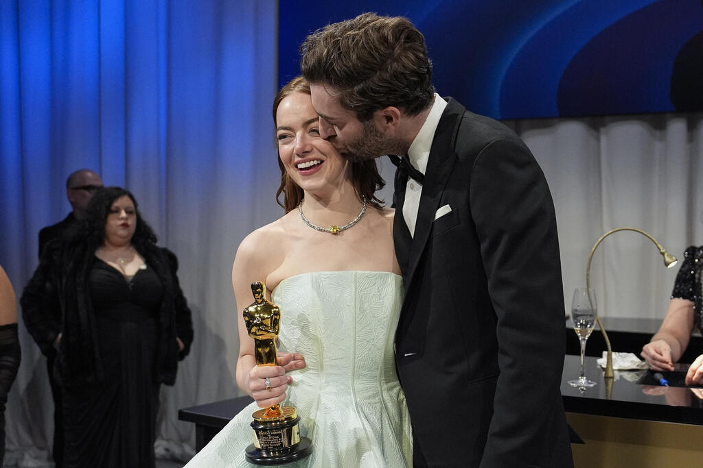 Emma Stone and Dave McCary (Photo: John Locher/Invision/AP) אמה סטון ודייב מק'קרי