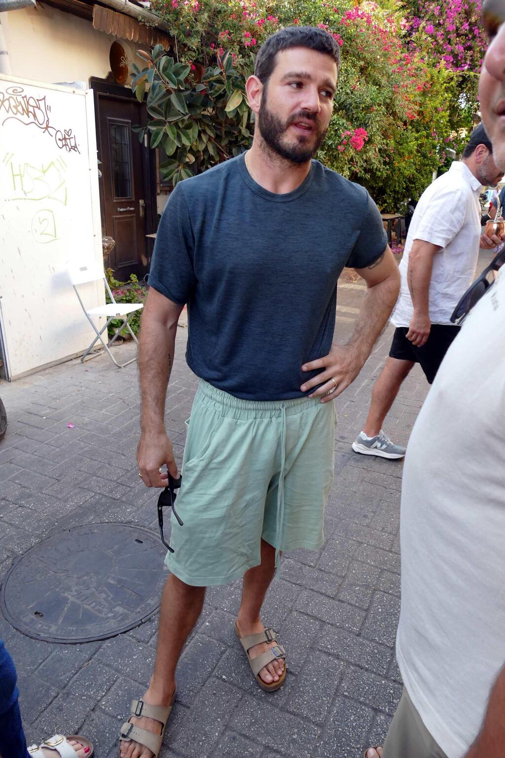 חתיך גם בשורטס וכפכפים. מאור שוויצר (צילום: אמיר מאירי)  פפראצי פופ אפ דנה פרידר