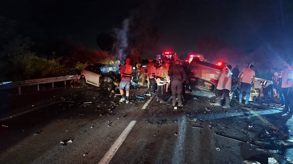 Авария на шоссе № 42 (Фото: МАДА) זירת תאונת הדרכים בכביש 42, סמוך לבני דרום