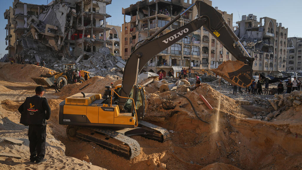 Поиск тел заложников в Газе (Фото: AP Photo/Jehad Alshrafi) פעולות חיפוש אחר גופתו של עמירם קופר בעזה