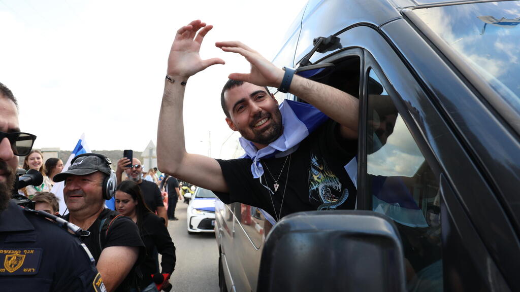 Guy Gilboa Dalal returns home to Alfei Menashe after his release from the hospital following his captivity (Photo: Shaul Golan) קבלת פנים לגיא גלבוע דלאל באלפי מנשה