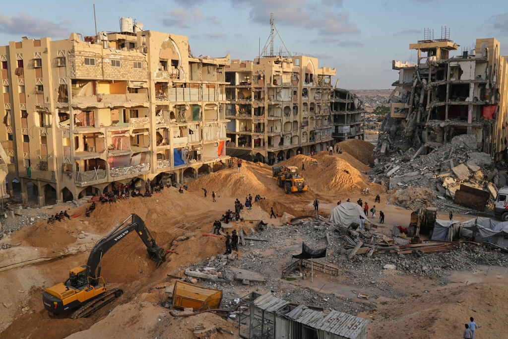 В Газе ищут тела заложников (Фото: AP Photo/Jehad Alshrafi) פעולות חיפוש אחר גופתו של עמירם קופר בעזה