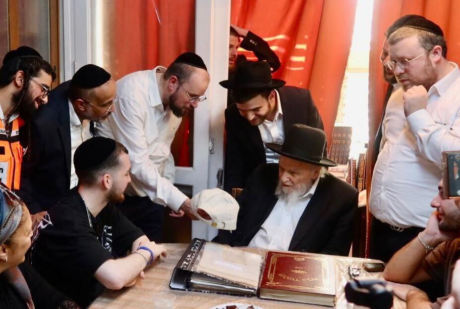 Bar meeting with Rabbi Moshe Hillel Hirsch (Photo: Shuki Lerer) מראים לרב את הכובע "בר תמיד בידיים של בורא עולם"