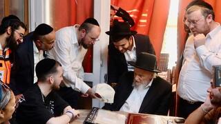 מראים לרב את הכובע "בר תמיד בידיים של בורא עולם"