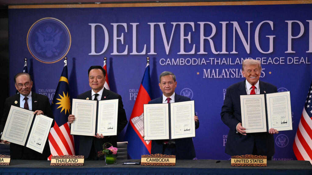 Trump alongside the leaders of Thailand and Cambodia during the signing ceremony for the ceasefire agreement (Photo: ANDREW CABALLERO-REYNOLDS / AFP) דונלד טראמפ חתימה על הסכם הפסקת אש בין תאילנד ל קמבודיה ביקור ב מלזיה