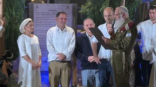 רחל ועמינדב מתחת לחופה עם הרב הצבאי הראשי