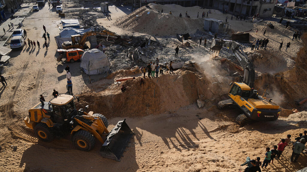 Поиск тел заложников в Газе (Фото: AP Photo/Jehad Alshrafi) פעולות חיפוש אחר גופתו של עמירם קופר בעזה