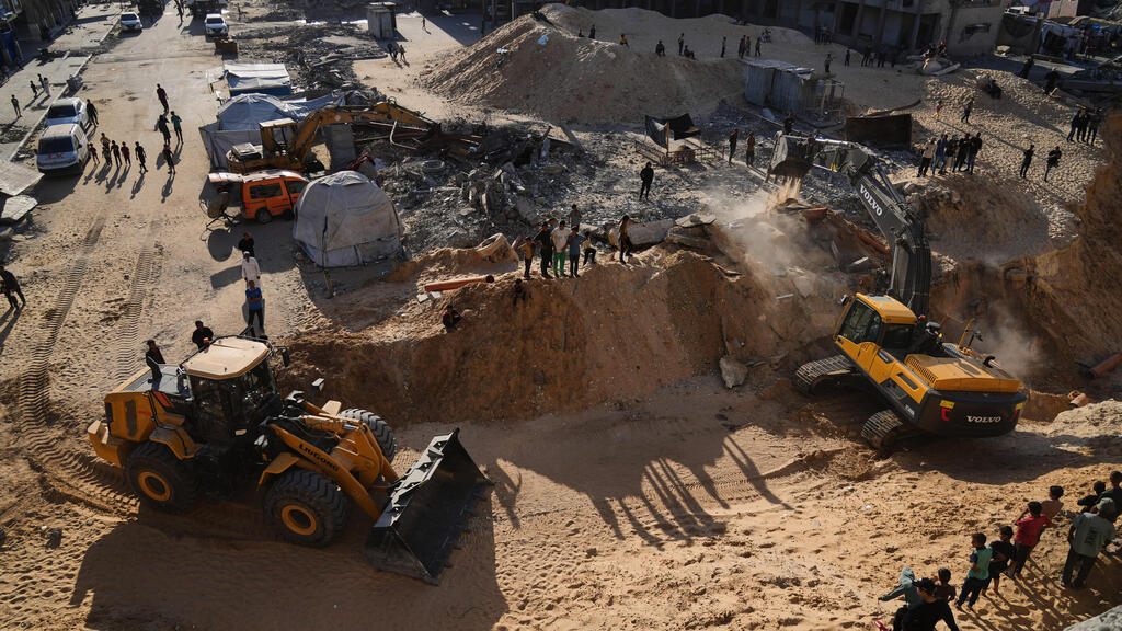 Поиск тел заложников в Газе (Фото: AP Photo/Jehad Alshrafi) פעולות חיפוש אחר גופתו של עמירם קופר בעזה
