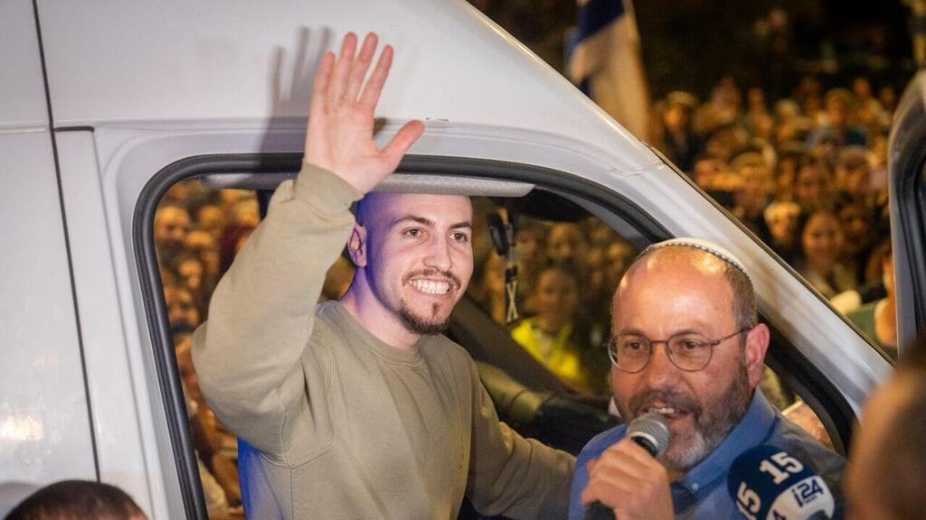 Эйтан Мор с отцом Цвикой после возвращения в Кирьят-Арбу (Фото: Шалев Шалом) קבלת פנים לאיתן מור בקריית ארבע