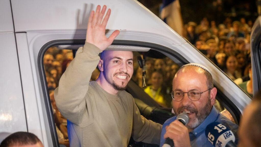 Freed hostage Eitan Mor and his father Tzvika (Photo: Shalev Shalom) קבלת פנים לאיתן מור בקריית ארבע