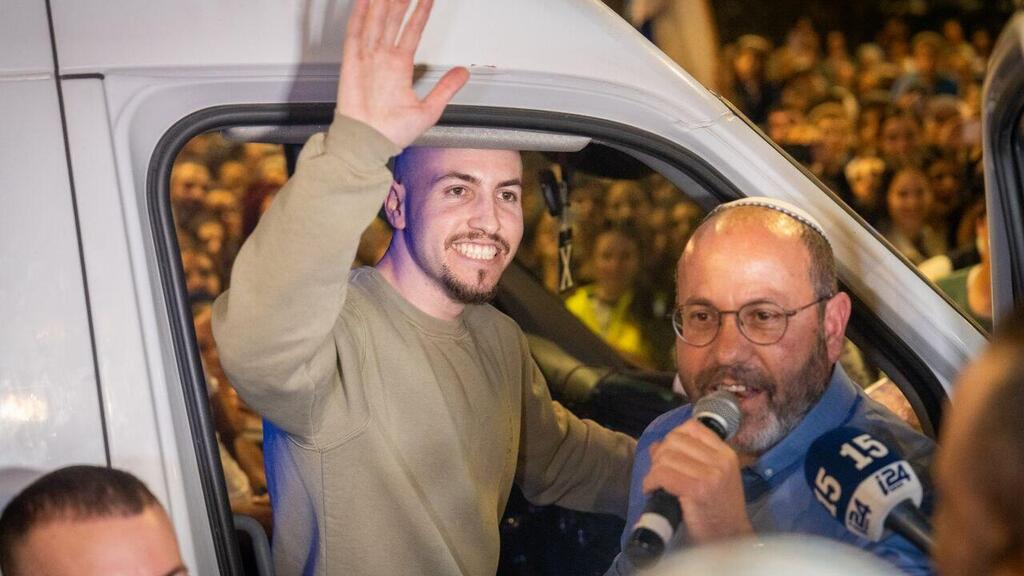 Eitan next to his father Tzvika Mor (Photo: Shalev Shalom) קבלת פנים לאיתן מור בקריית ארבע