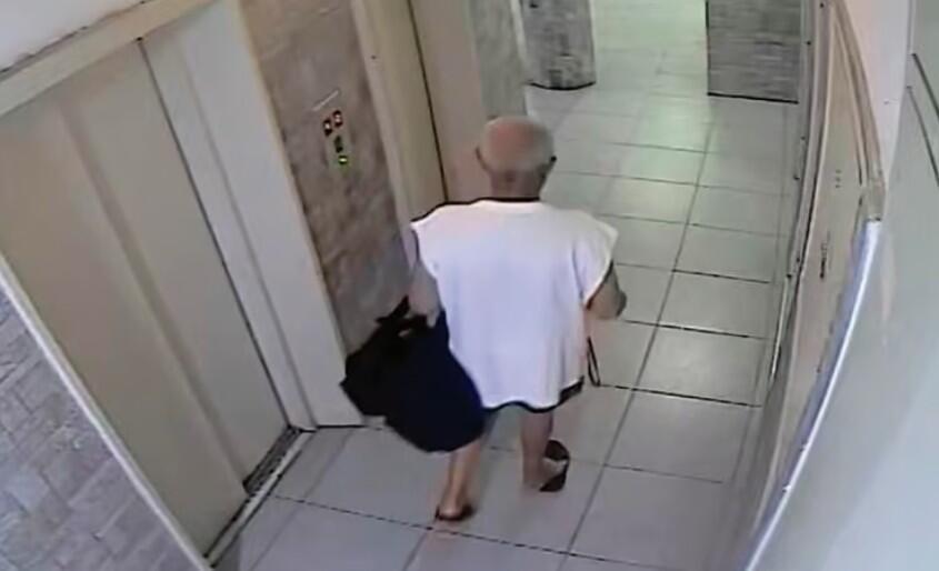 Даниэль Калантаров выносит сумку с деньгами мошенникам (Фото: пресс-служба полиции) Даниэль Калантаров выносит сумку с деньгами мошенникам