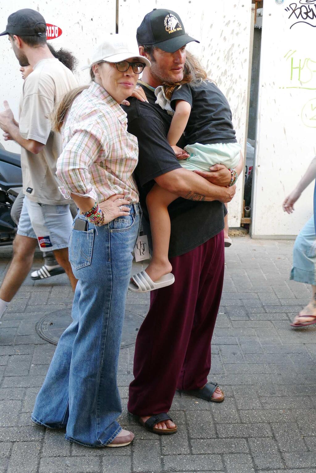 עושים סיבוב בשכונה. אנחל בונני ודושי לייטרסדורף (צילום: אמיר מאירי)  פפראצי פופ אפ דנה פרידר