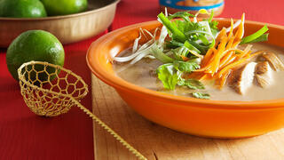 מרק עוף ובוטנים