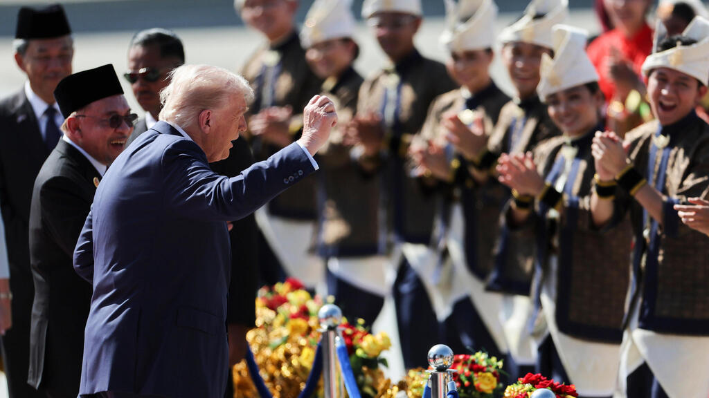 Трамп танцует на церемонии встречи в аэропорту Малайзии (Фото: Hasnoor Hussain/Pool Photo via AP) דונלד טראמפ מגיע לביקור ב מלזיה