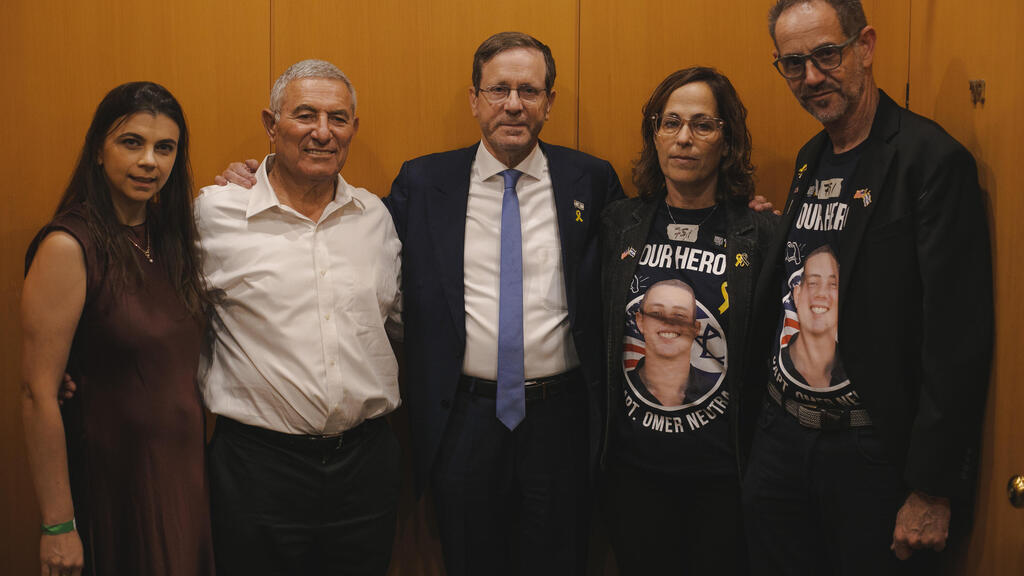 Президент Израиля, глава Сохнута, глава "Лобби миллиона" и родители Омера Неутры (Фото: Лия Гольдман) Собрание Лобби миллиона к Дню алии