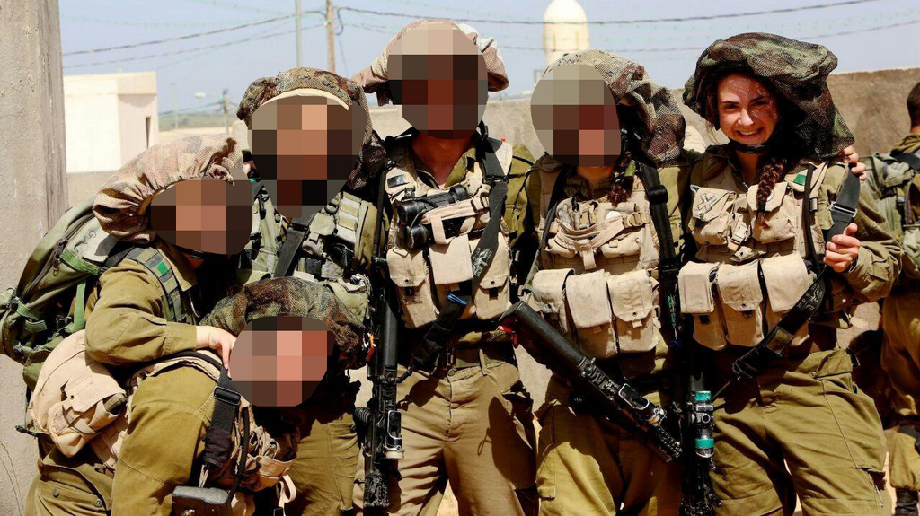 Инбар с сослуживцами (Фото предоставлено семьей) ענבר היימן ז"ל בשירותה הצבאי