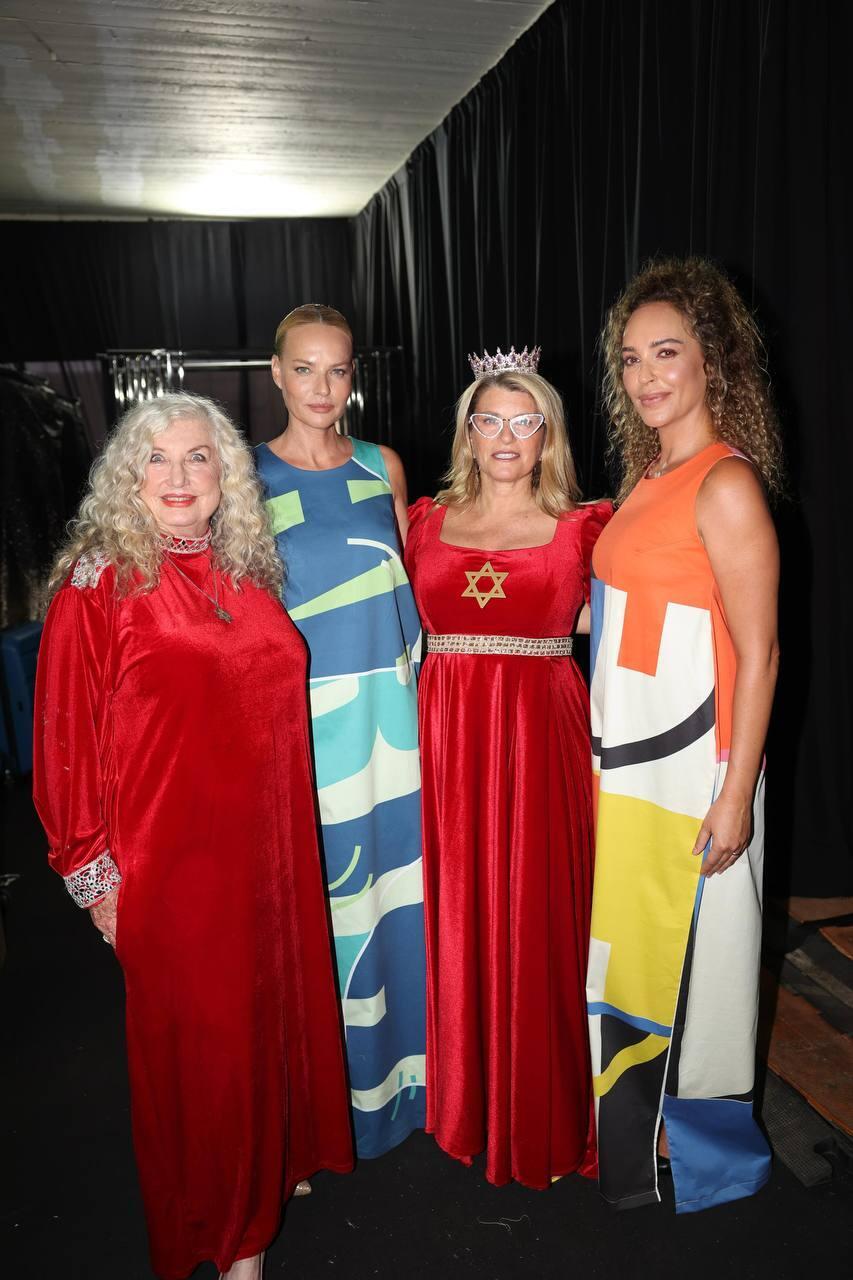 אקלקטיות זה שם המשחק. מירי בוהדנה וגלית גוטמן עם שרון אדם ואביבה שמר (צילום: אור גפן)  תצוגה יום ההשראה הבינלאומי