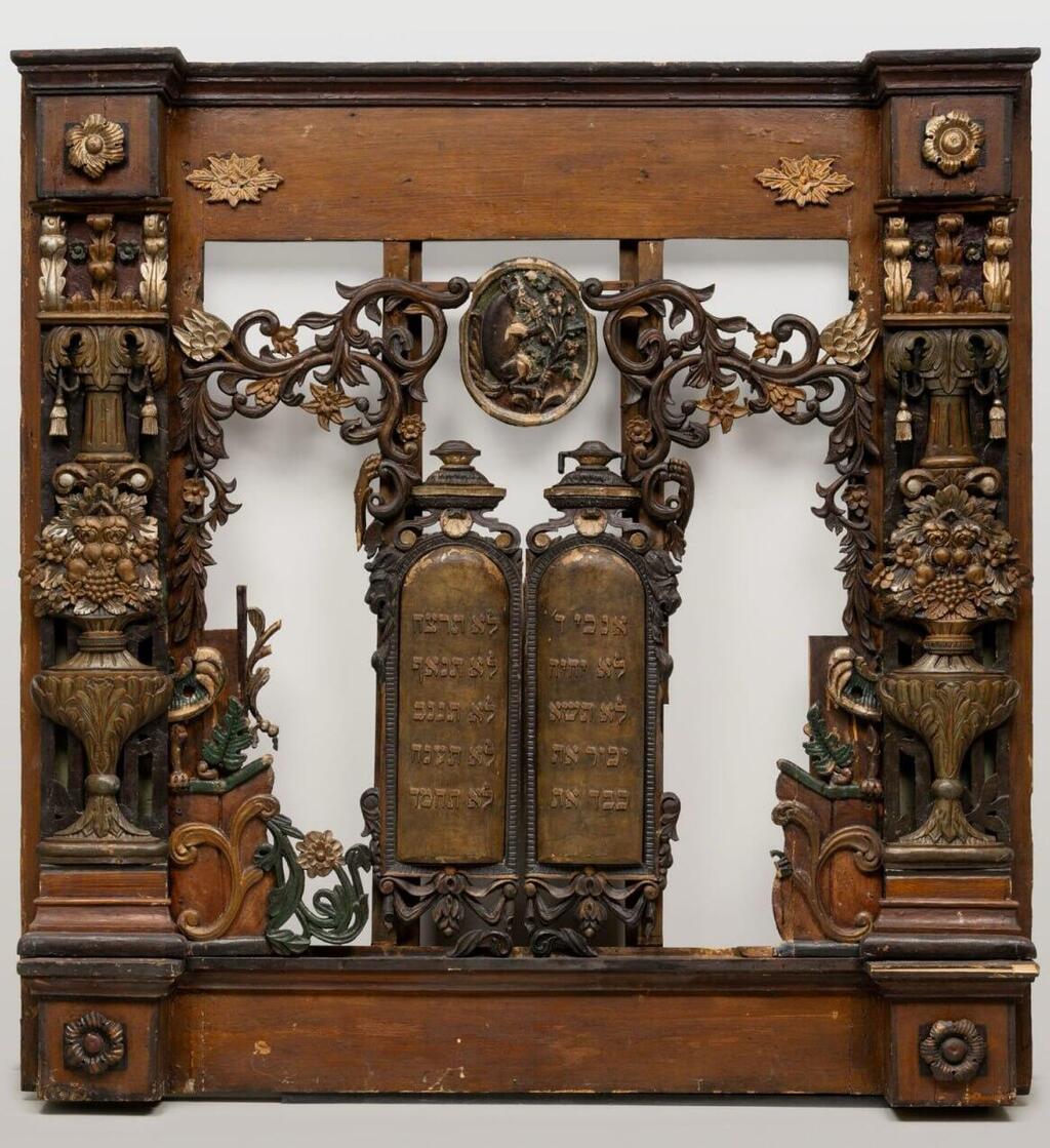 Синагогальный ковчег (Фото: "Яд ва-Шем" ) חלק מארון הקודש העתיק