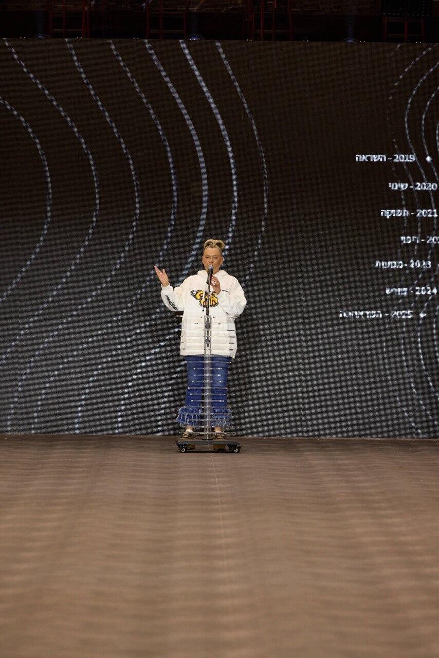 אמא לביאה! סימונה שרם, אמו של ליאם שרם, שנרצח בשבעה באוקטובר (צילום: עומרי רוזנגרט)  תצוגה יום ההשראה הבינלאומי