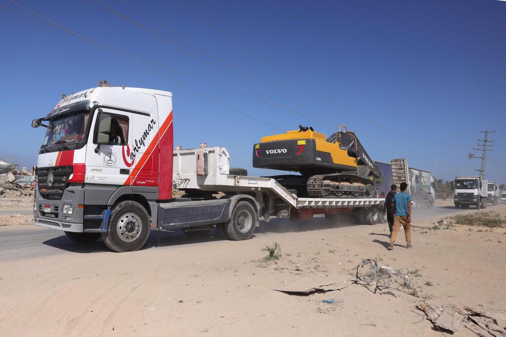 An engineering vehicle on a truck in the Gaza Strip (Photo: BASHAR TALEB / AFP) רצועת עזה ליד דיר אל בלח משאיות עם ציוד הנדסי