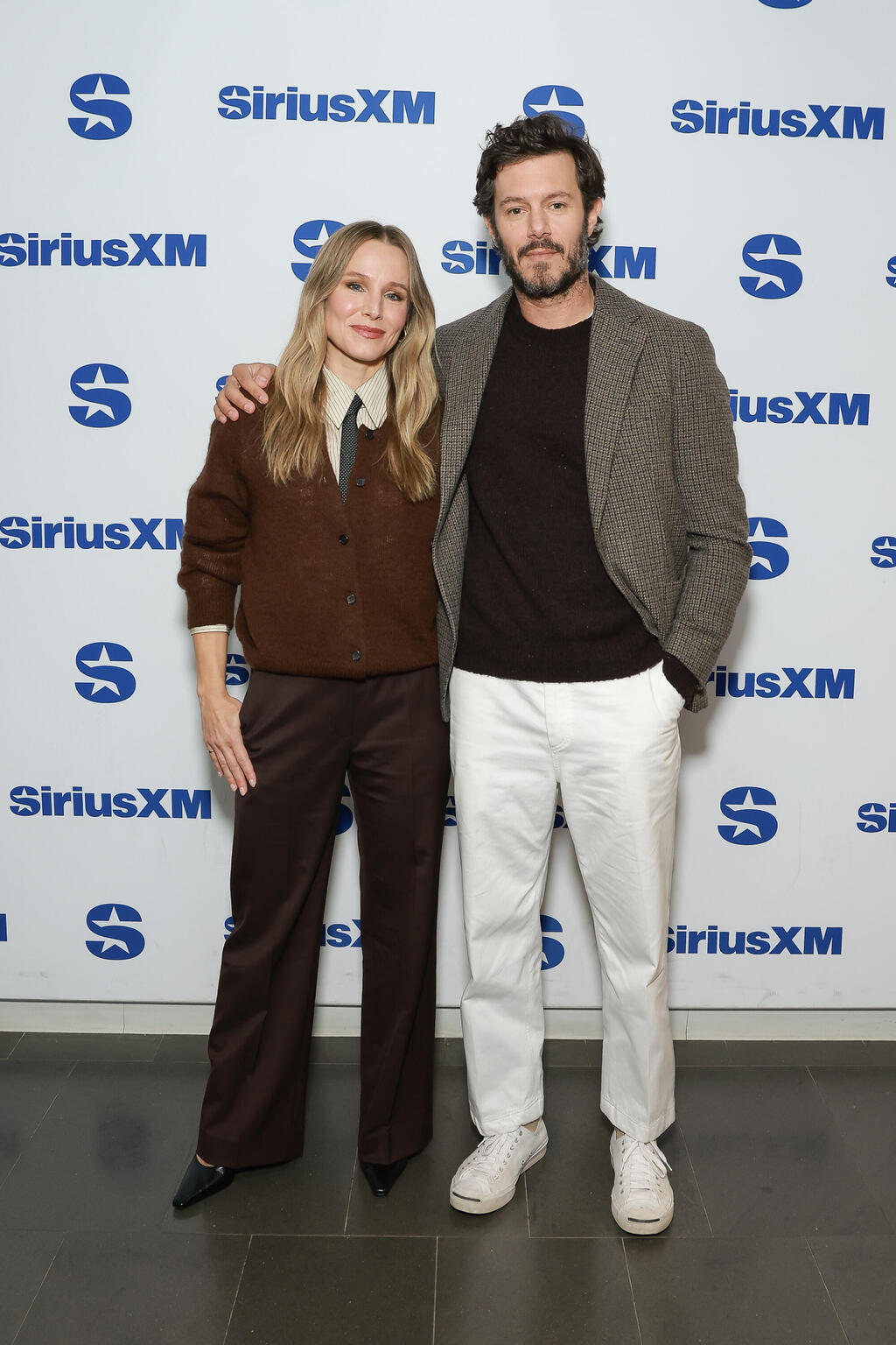 הרייטינג כנראה לא ייפגע. בל ואדם ברודי, כוכבי "רק לא זה" (צילום: Jason Mendez/Getty Images for SiriusXM)  קריסטן בל אדם ברודי