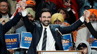 ארה"ב ניו יורק עצרת של זוהראן ממדאני בחירות ראשות העיר ברני סנדרס אלכסנדרייה אוקסיו קורטז