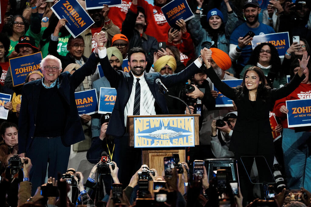 Mamdani at a support rally with Alexandria Ocasio-Cortez and Bernie Sanders, senior figures in the progressive camp who stood by his side (Photo: REUTERS/Eduardo Munoz) ארה"ב ניו יורק עצרת של זוהראן ממדאני בחירות ראשות העיר ברני סנדרס אלכסנדרייה אוקסיו קורטז