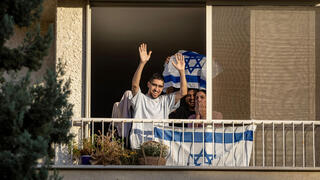 אביתר דוד חוזר לביתו בכפר סבא