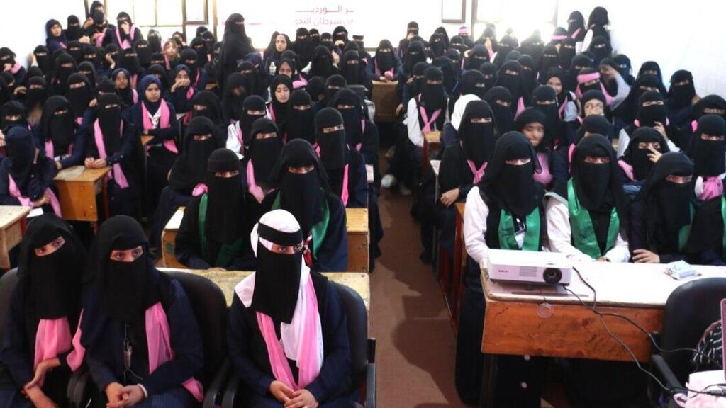 Women wearing pink scarves in Yemen חודש המודעות לסרטן בעולם הערבי בתימן