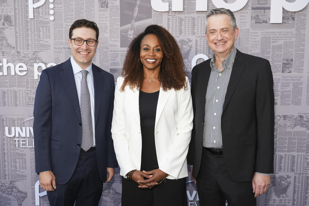 At The Paper premiere, from right to left: Greg Daniels, Universal Studios Chair Pearlena Igbokwe and Michael Koman (Photo: Chris Pizzello/Invision/AP) בפרימיירה של "העיתון", מימין לשמאל: גרג דניאלס, פירלנה איגבוקווה (יו"ר אולפני יוניברסל) ומייקל קומן