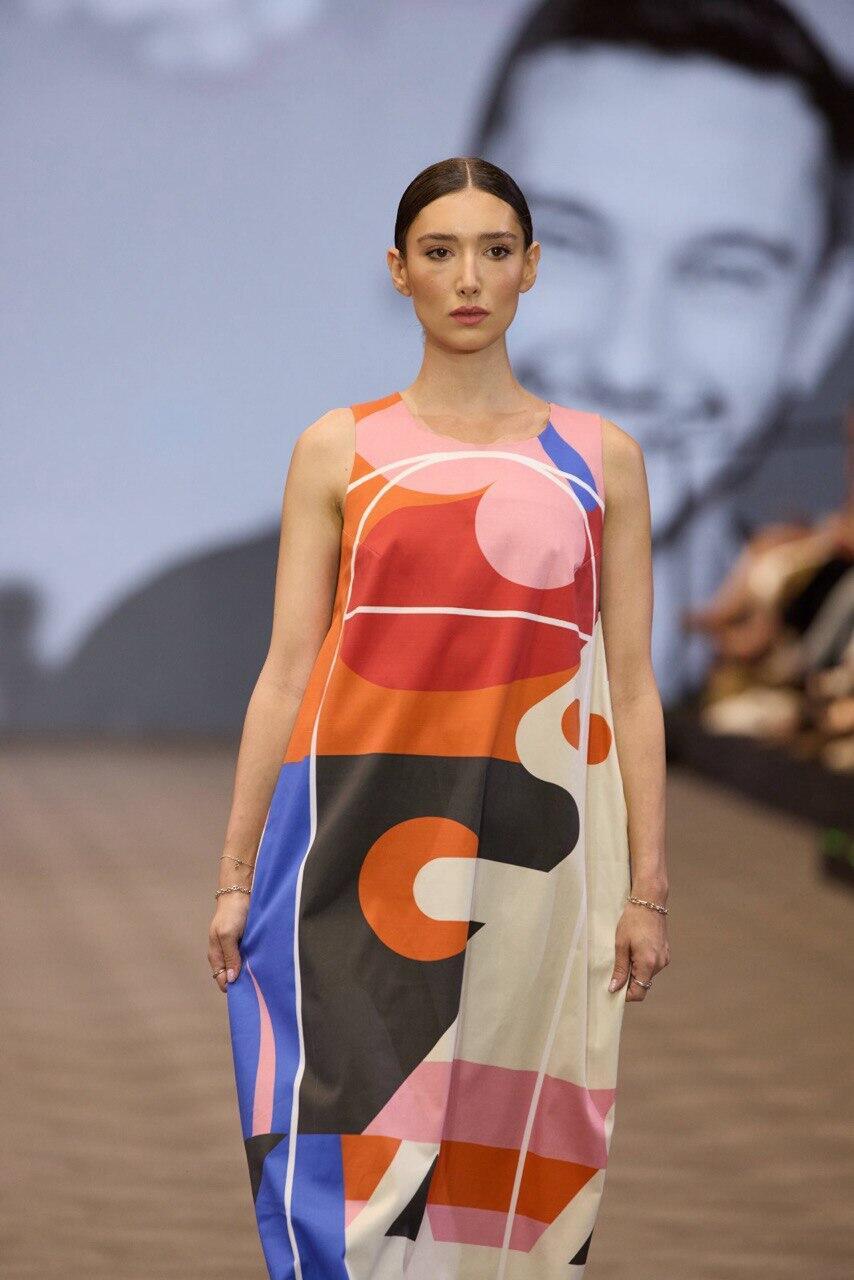 לצידה של אמא. שירה גוטמן (צילום: עומרי רוזנגרט)  תצוגה יום ההשראה הבינלאומי