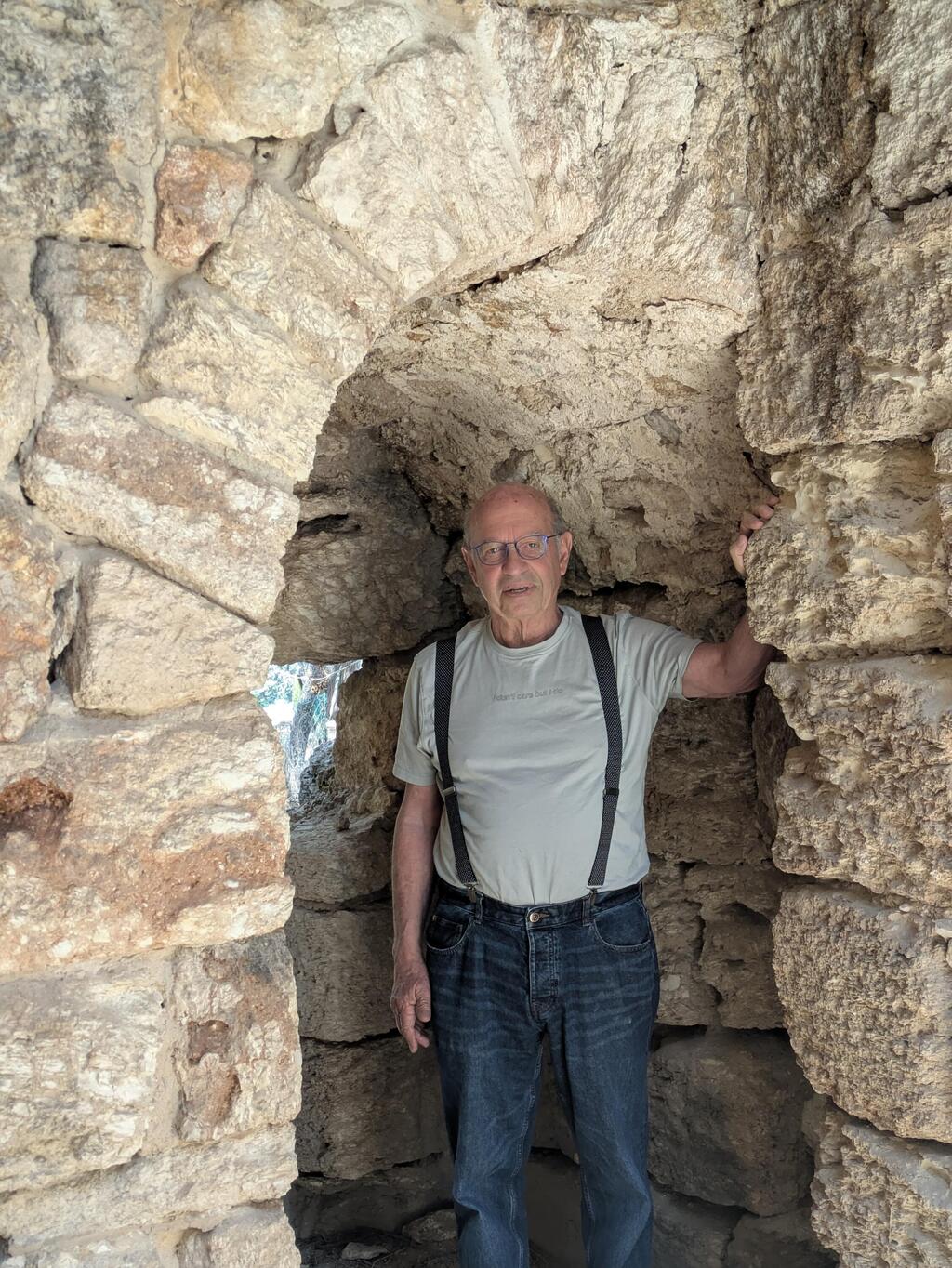 Dr. Ami Nadir at the ruins of Rosh Mia Fortress (Photo: Shahar Nadir, taken from Ben-Gurion University magazine) ד"ר עמי נדיר בחורבת מבצר ראש מיה, השוכן על ראש גבעה בשכונת רוממה הישנה בחיפה