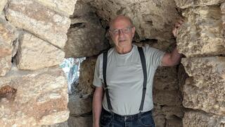 ד"ר עמי נדיר בחורבת מבצר ראש מיה, השוכן על ראש גבעה בשכונת רוממה הישנה בחיפה