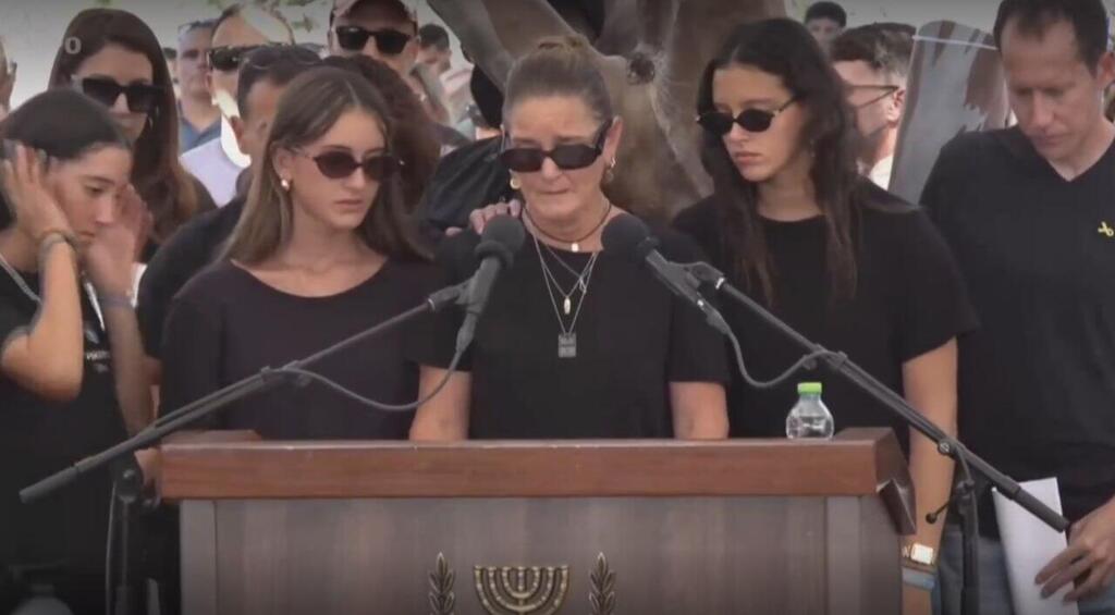 Nira Sharabi and her daughter (Photo: GPO) נירה שרעבי בהלווייתו של יוסי ז"ל